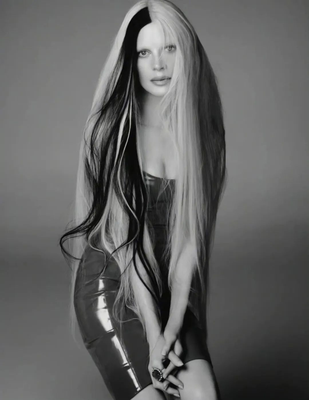 曾被称作“超级丑模”的她，凭什么57岁还能为时尚大牌闭秀？