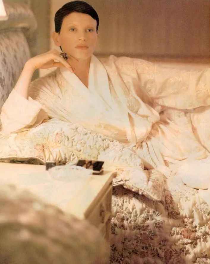 曾被称作“超级丑模”的她，凭什么57岁还能为时尚大牌闭秀？