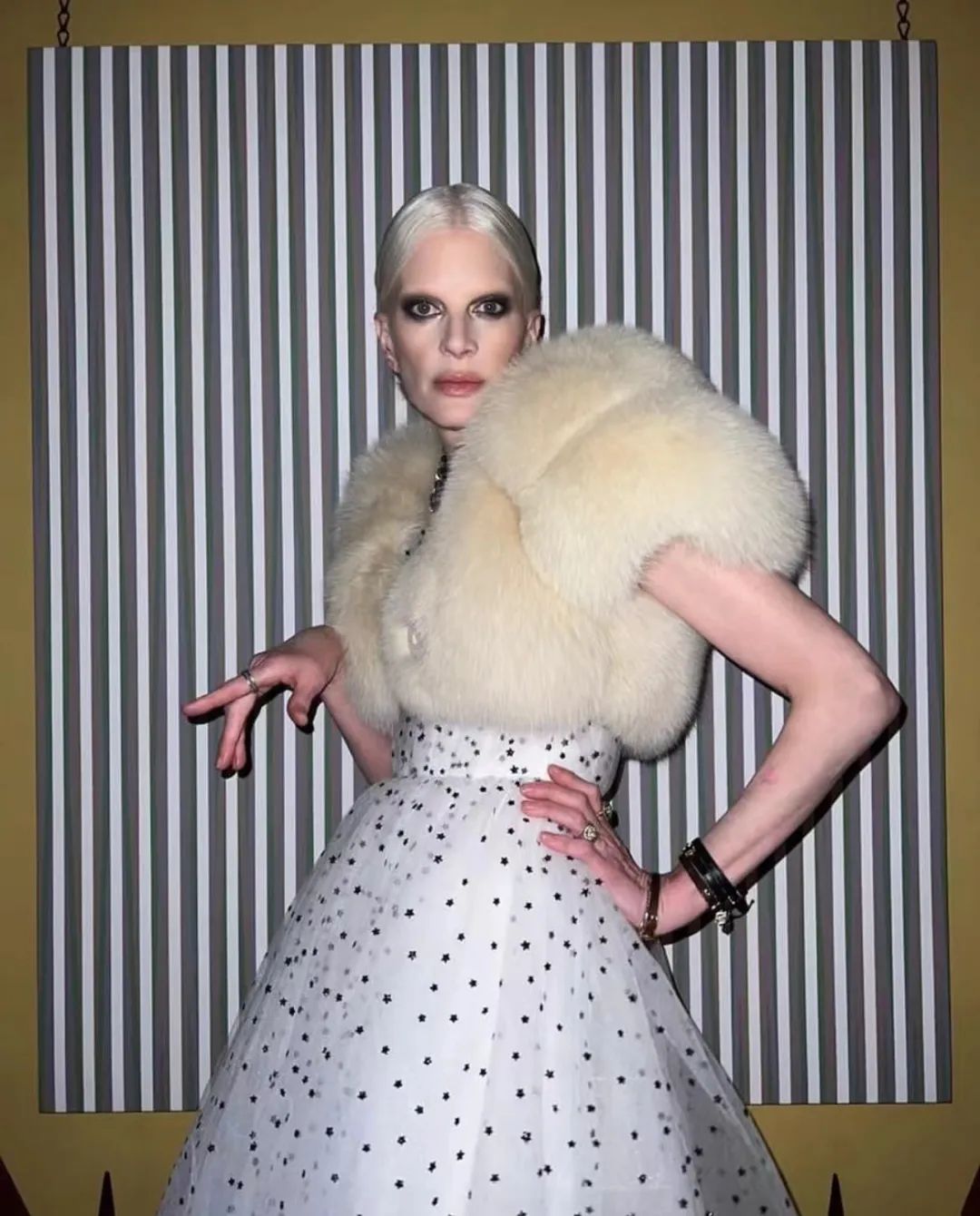 曾被称作“超级丑模”的她，凭什么57岁还能为时尚大牌闭秀？