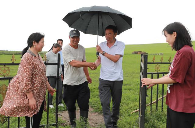 內(nèi)蒙古海拉爾第一中學(xué)開展暑期家訪活動(圖1) 內(nèi)蒙古海拉爾第一中學(xué)開展暑期家訪活動(圖1)