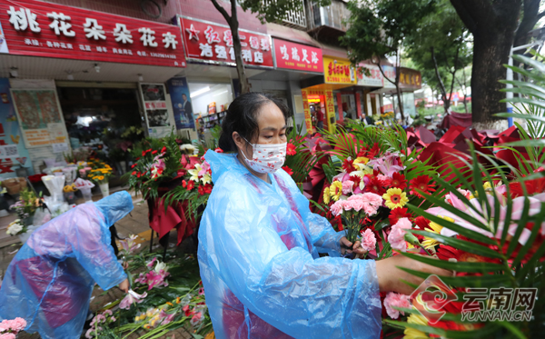花篮多少钱一对（花开灿烂会有时-昆明花店“十一”假日赶制订单花篮）