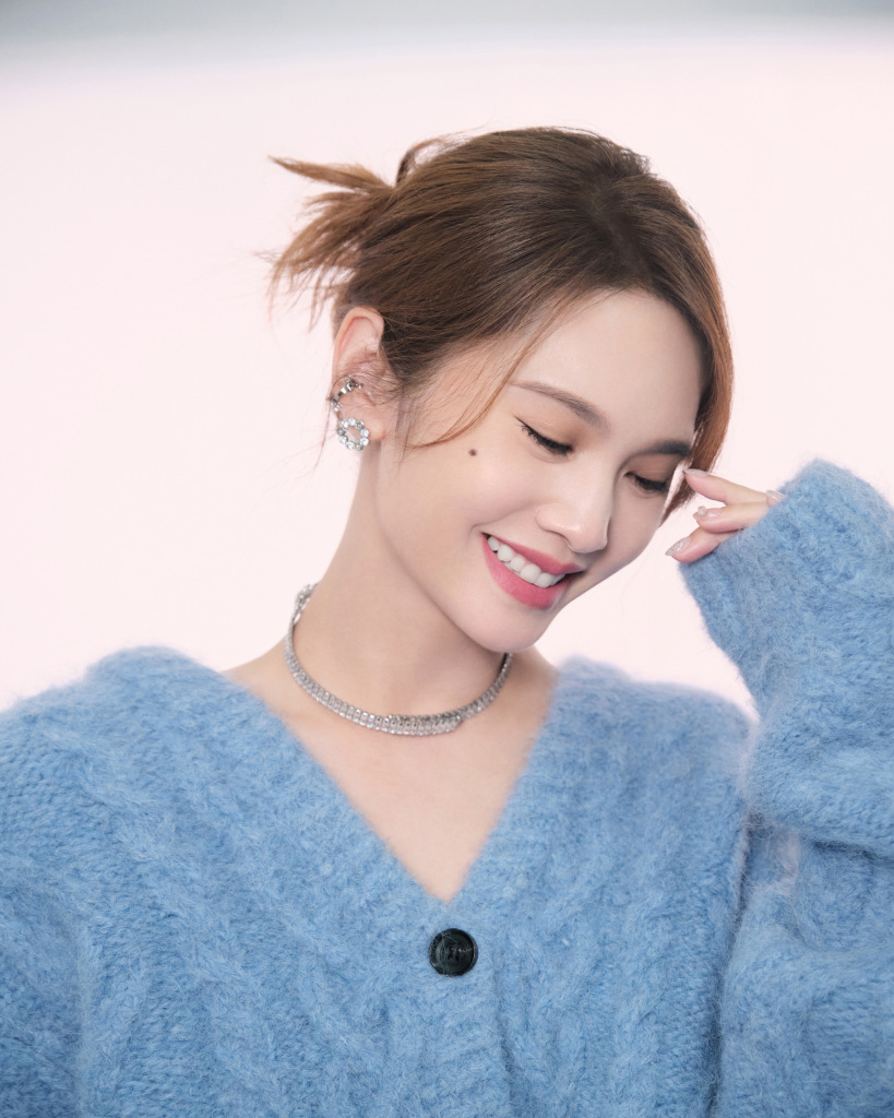 杨丞琳《我们的歌》浅蓝色毛衣造型写真 五官精致笑容治愈
