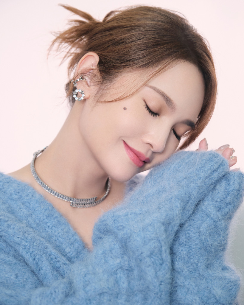 杨丞琳《我们的歌》浅蓝色毛衣造型写真 五官精致笑容治愈