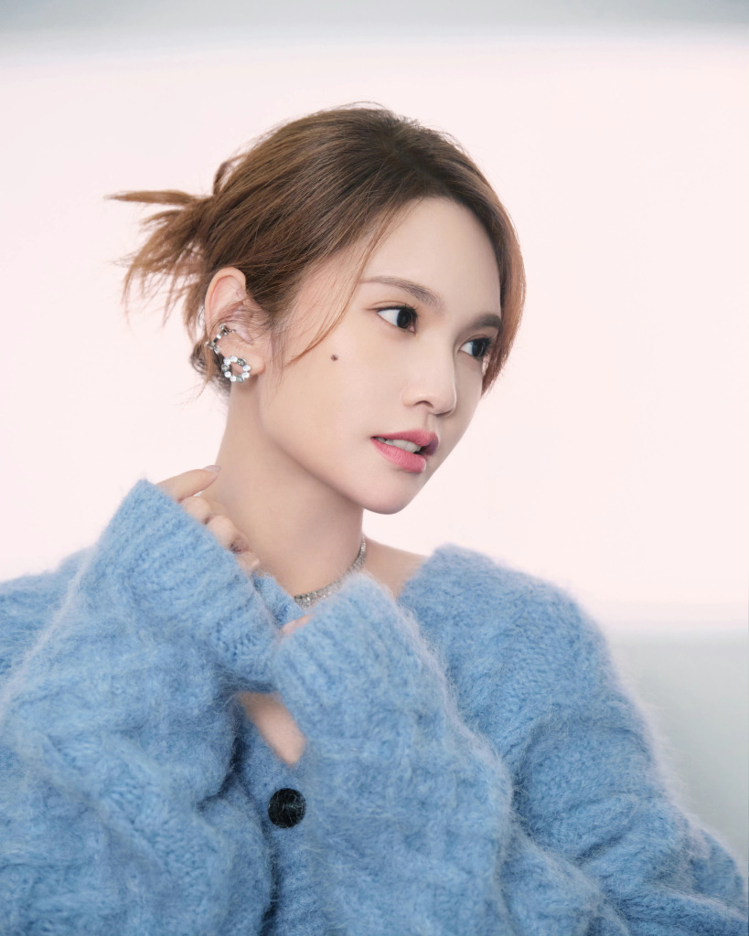 杨丞琳《我们的歌》浅蓝色毛衣造型写真 五官精致笑容治愈