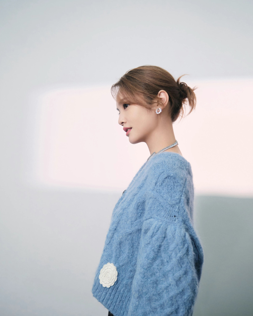 杨丞琳《我们的歌》浅蓝色毛衣造型写真 五官精致笑容治愈