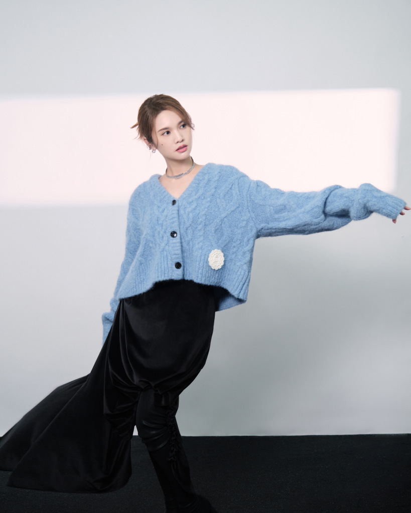 杨丞琳《我们的歌》浅蓝色毛衣造型写真 五官精致笑容治愈