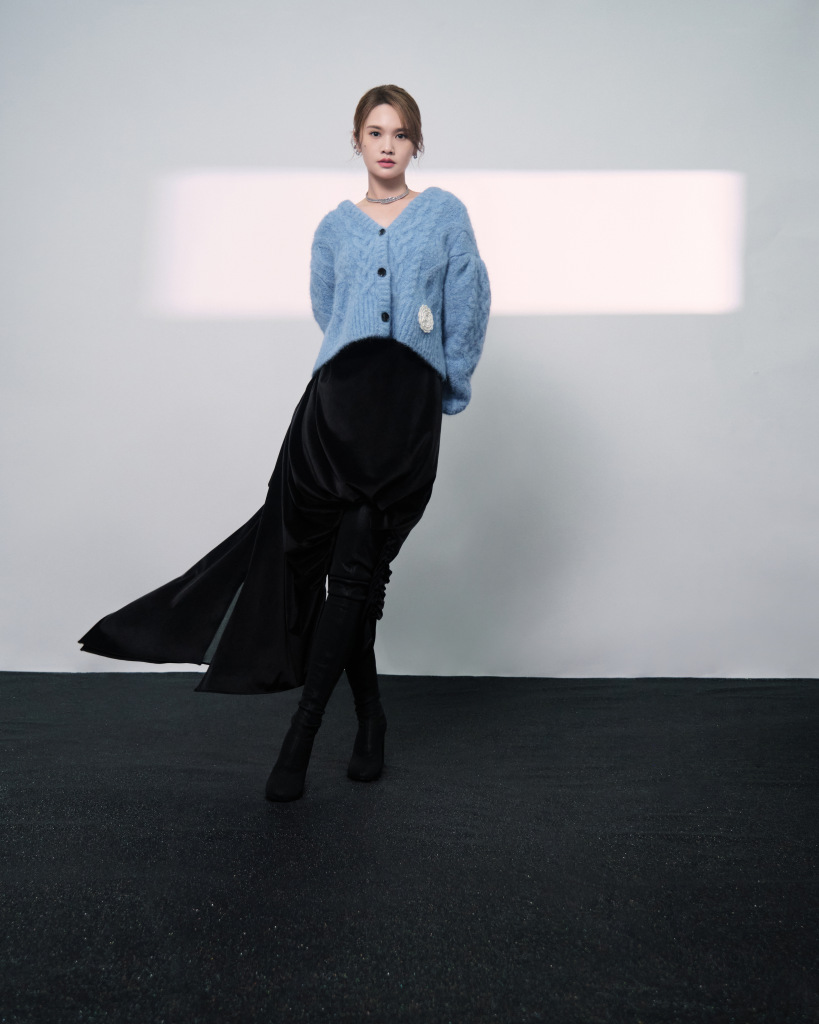 杨丞琳《我们的歌》浅蓝色毛衣造型写真 五官精致笑容治愈