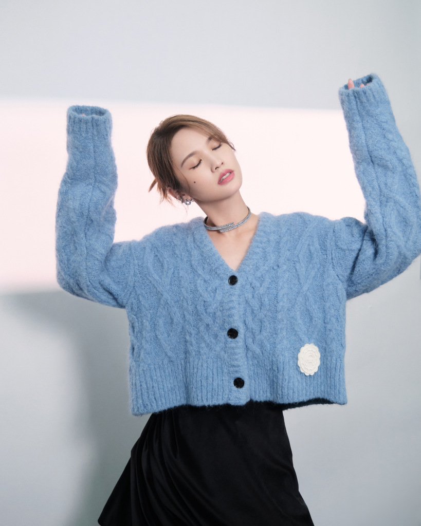 杨丞琳《我们的歌》浅蓝色毛衣造型写真 五官精致笑容治愈