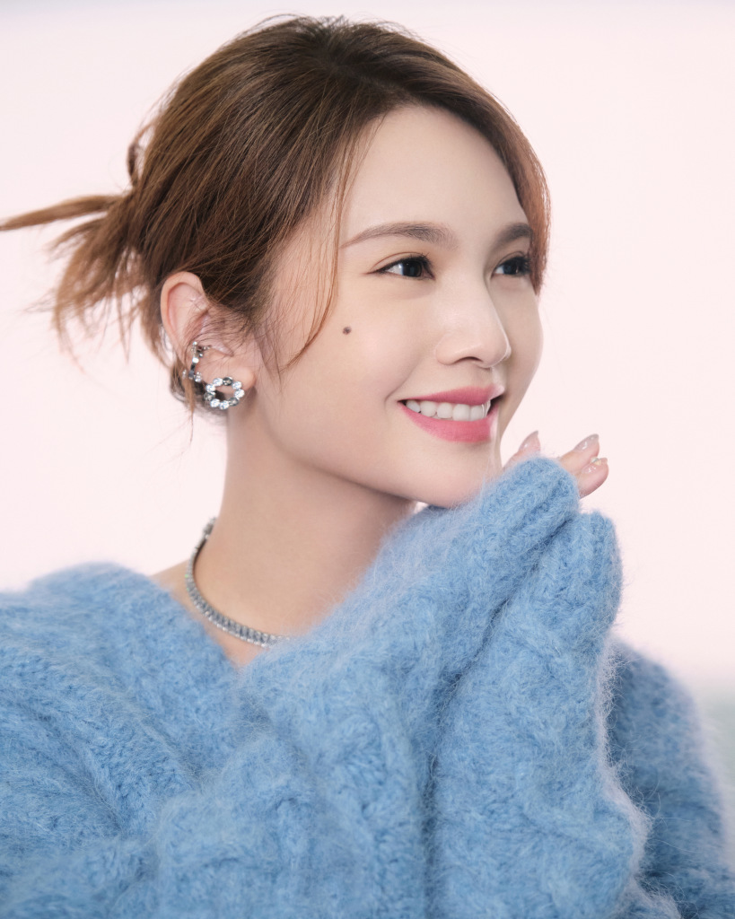 杨丞琳《我们的歌》浅蓝色毛衣造型写真 五官精致笑容治愈