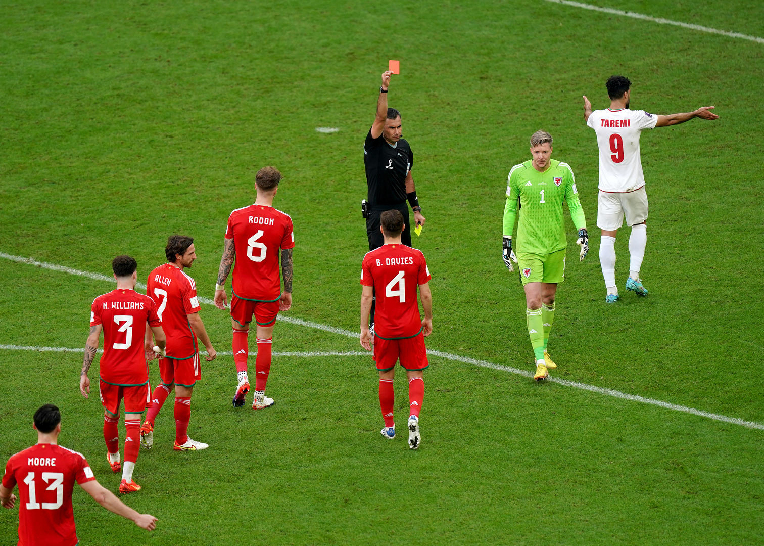 世界杯的一张红牌（补时阶段连进2球，伊朗强势反弹！威尔士吃到本届世界杯首张红牌）