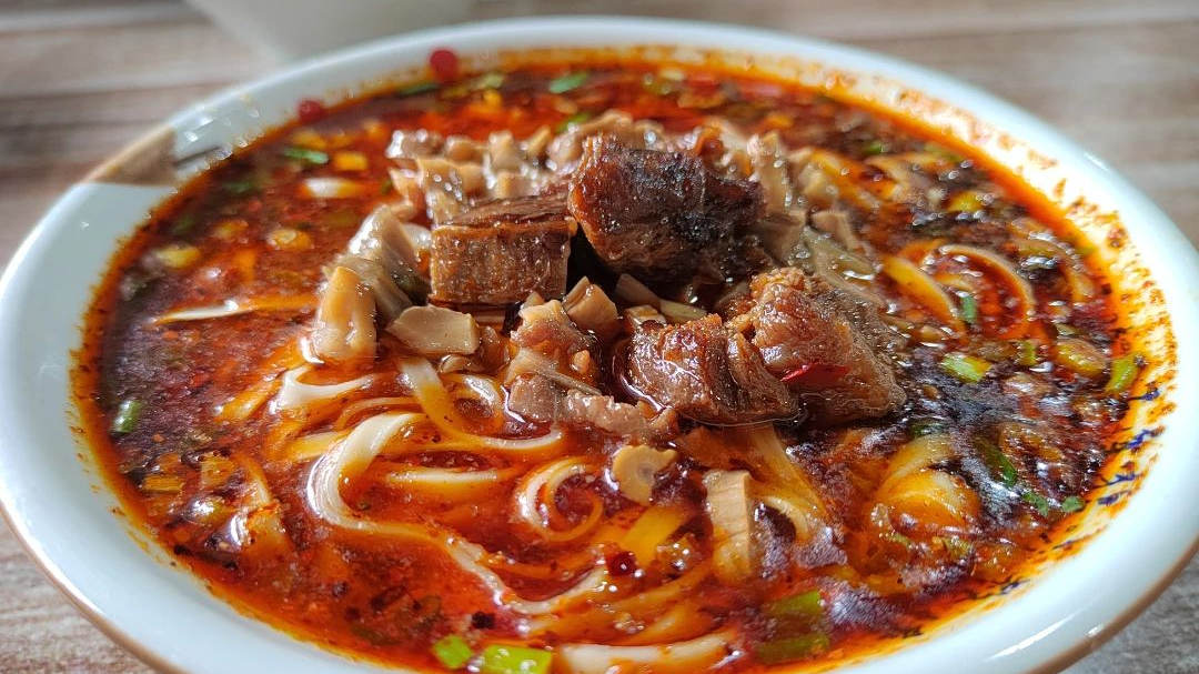 早餐江湖：一碗面里的岁月，一口汤中的彭州