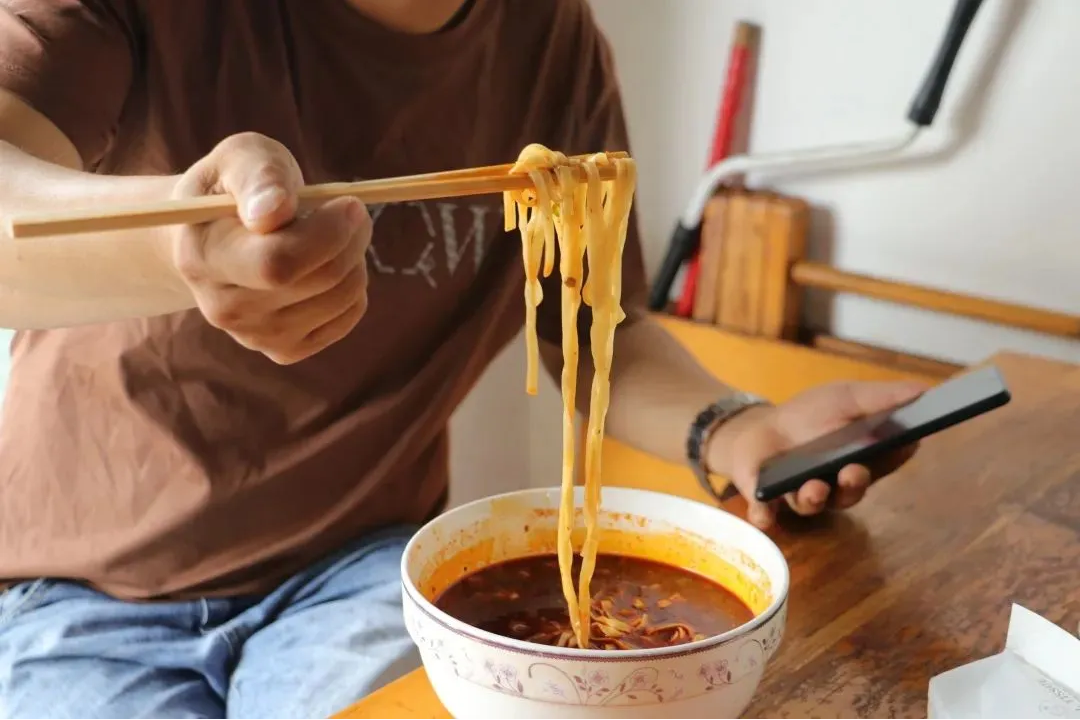 早餐江湖：一碗面里的岁月，一口汤中的彭州