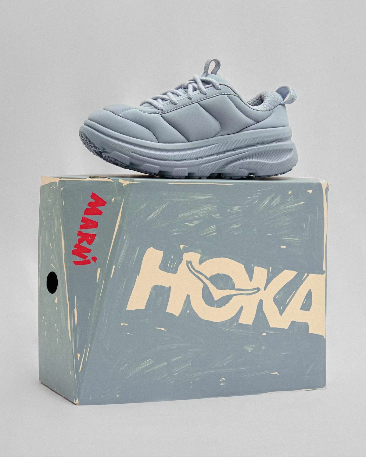 朴山多拉上脚！HOKA「联名面包鞋」市价是……