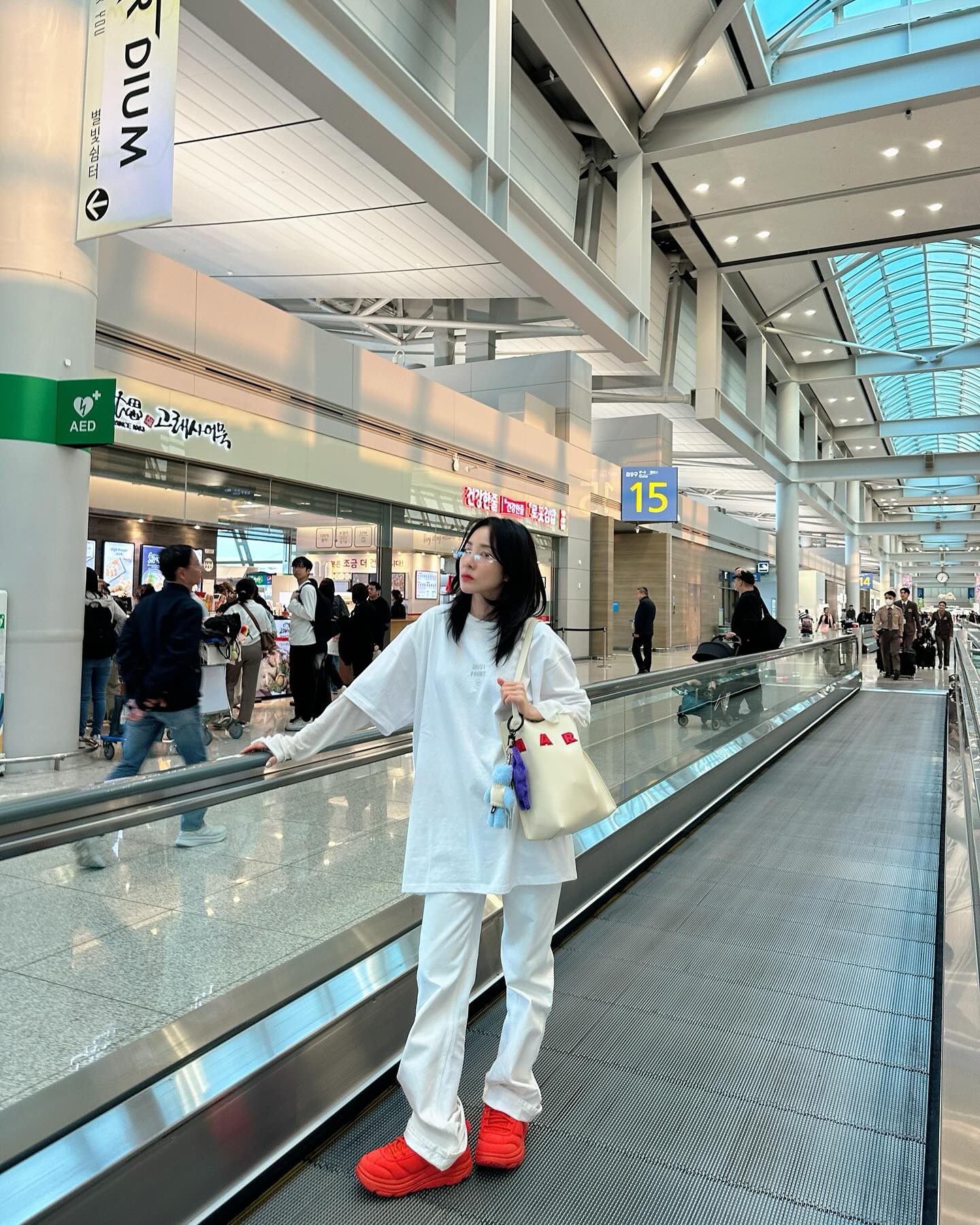 朴山多拉上脚！HOKA「联名面包鞋」市价是……