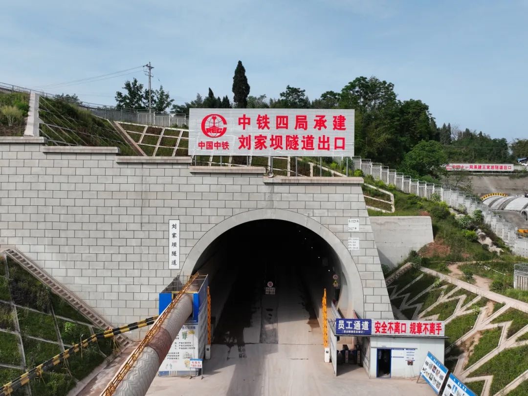 “五一”假期，两条在建高铁迎新进展