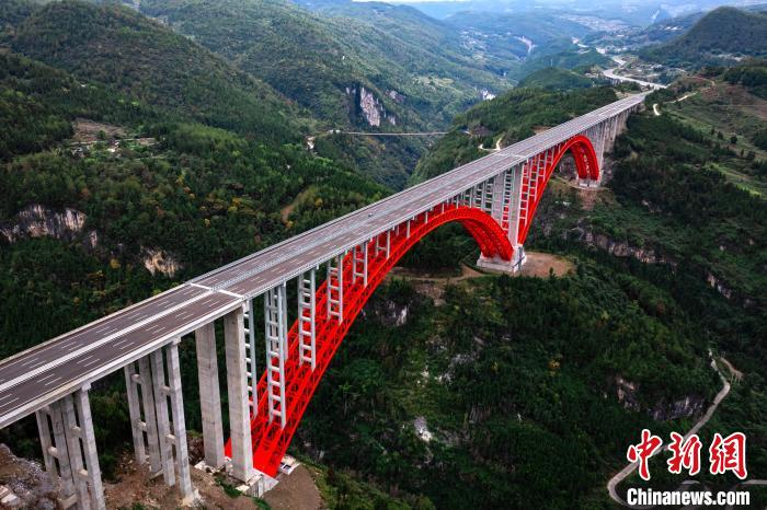 渝湘复线高速公路双堡特大桥斩获桥梁界“诺贝尔奖”