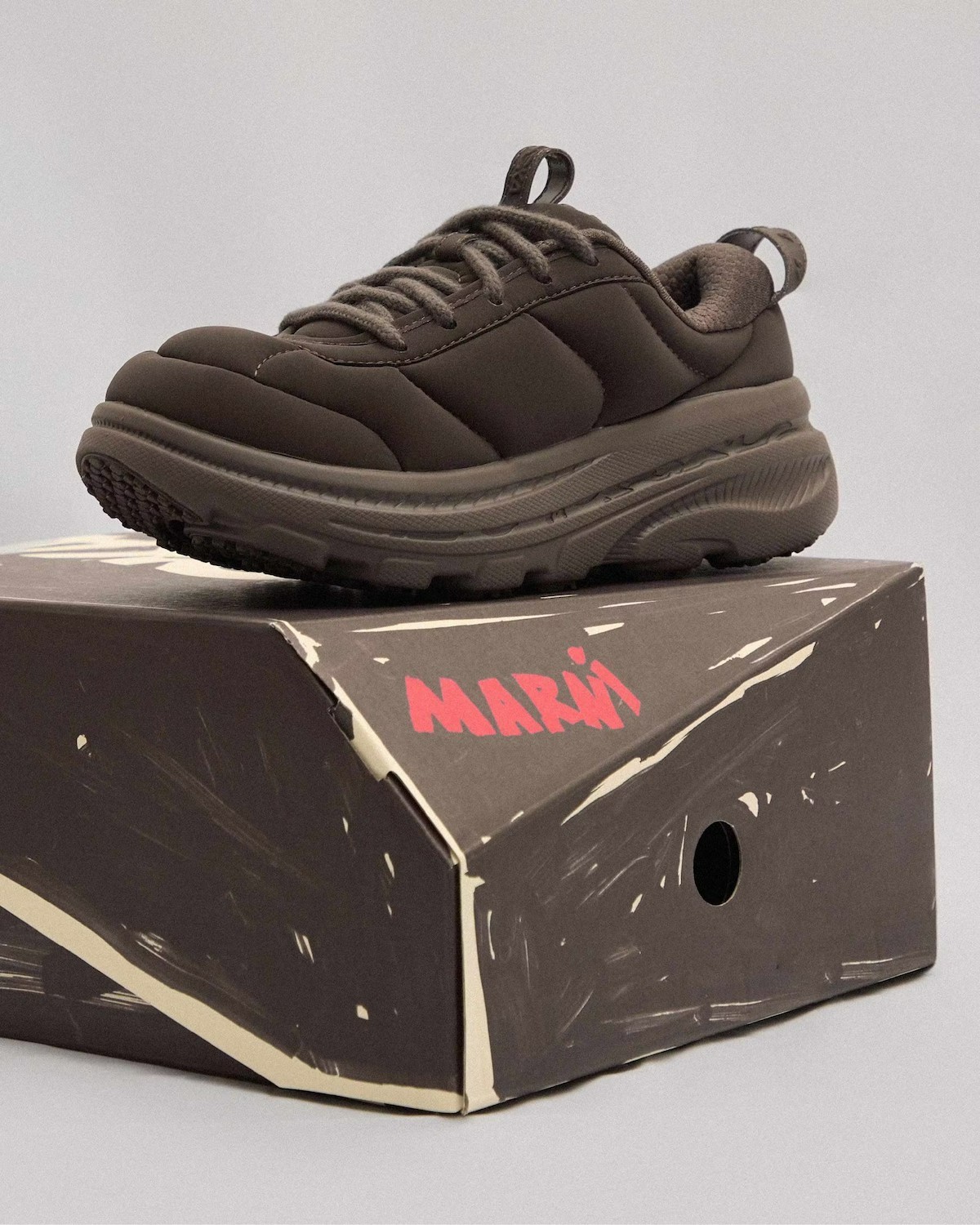 朴山多拉上脚！HOKA「联名面包鞋」市价是……