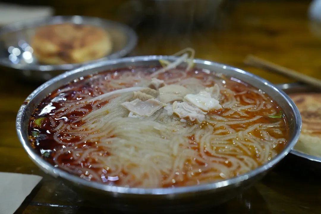 早餐江湖：一碗面里的岁月，一口汤中的彭州
