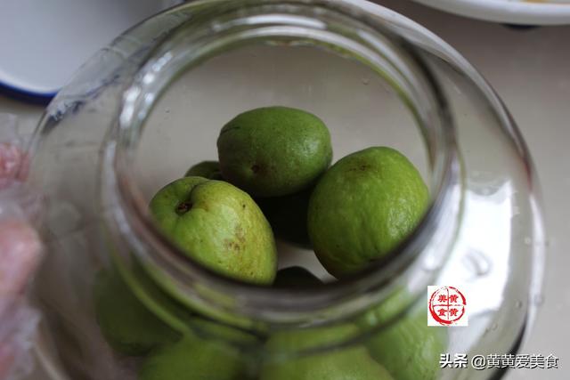 青梅泡酒的好处，青梅泡酒喝对身体有好处吗（青梅酒好喝有窍门）