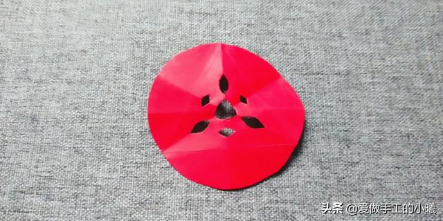 用卡纸做灯笼的方法，用卡纸做灯笼又简单又漂亮（手工教程：彩纸做成的漂亮灯笼）