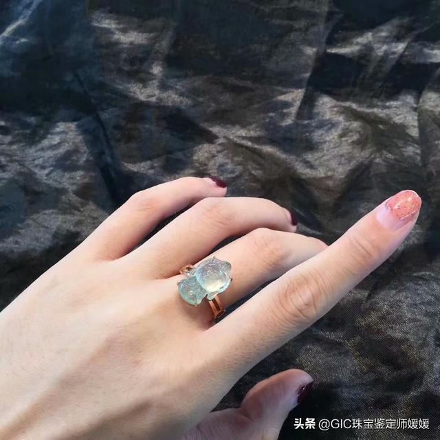 男女朋友戒指戴哪个手指，谈恋爱情侣戒指戴哪个手指（戒指戴在不同的手指都有独特意义）