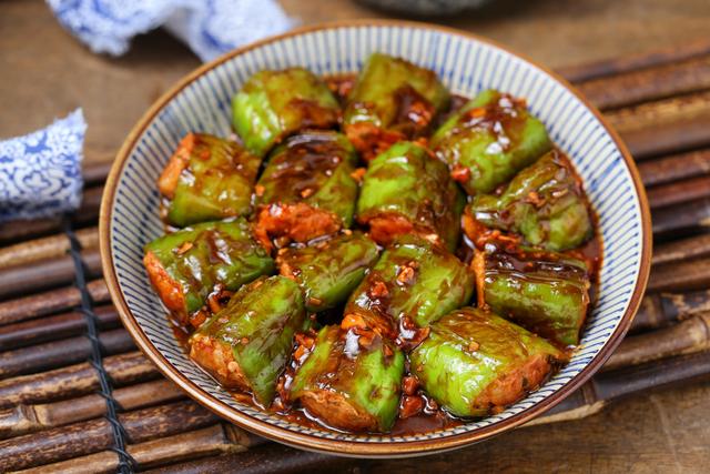 菜做辣了放什么让它不辣，如何让放辣椒的菜不辣（不妨试试这做法）