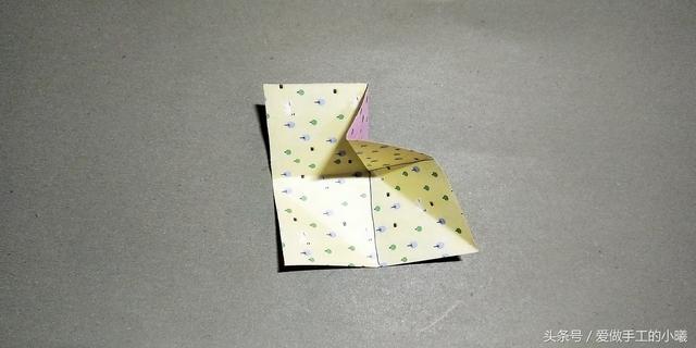 如何用彩纸折出一朵漂亮的荷花荷花的彩纸折法，简单折纸荷花的详细教程（漂亮花朵折纸合集）