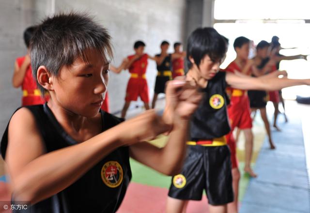 孩子多大适合开始学跆拳道，五、六岁的孩子到底是学跆拳道还是散打好