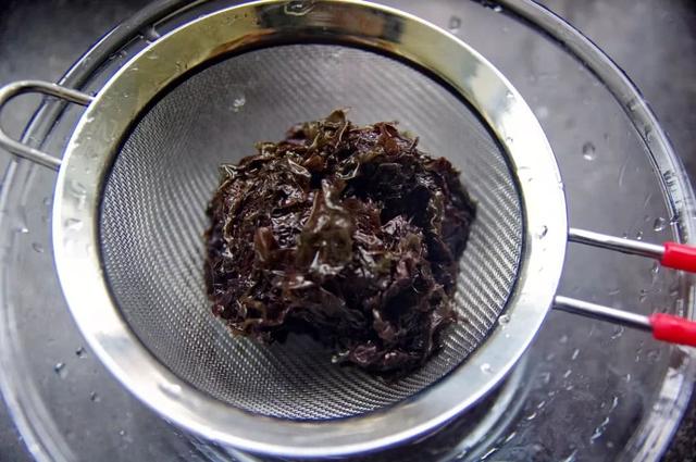 紫菜怎么做成海苔，海苔是怎么做的（就成了孩子最爱吃的零食海苔）