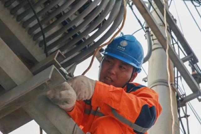 哈尔滨永昌制冷家电维修 电力抢修工人：一低头安全帽里全是水