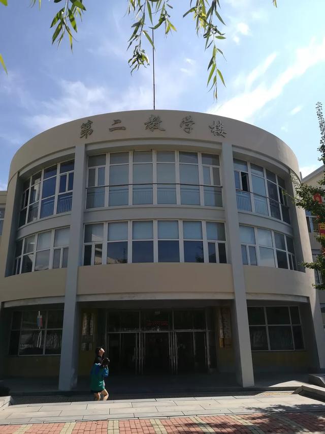 大连医学院中山学院图片