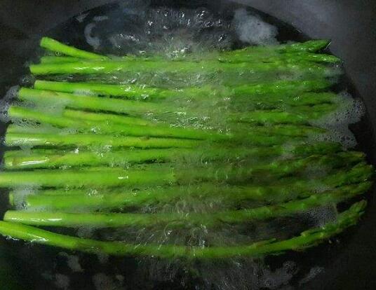 图片[3]-【油淋芦笋】做法步骤图  简单一煮一淋 鲜辣脆嫩 胜过吃海鱼-起舞食谱网