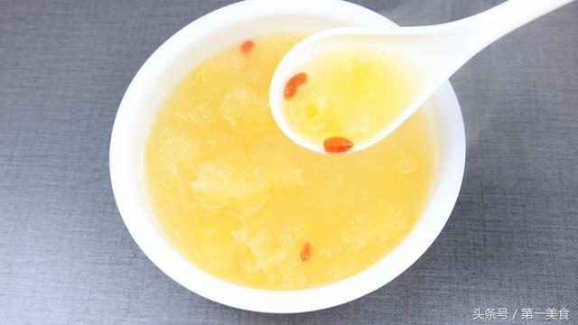 银耳汤的做法，银耳莲子汤的功效和作用（详细指出银耳的泡发技巧、火候以及用时）