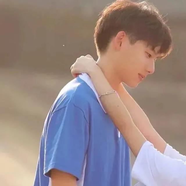 情侣头像二人专用超甜 阿春.“有些人值得等候，有些悲伤值得忍受。”，情侣头像二人专用2022微信（甜甜的双人情侣头像）