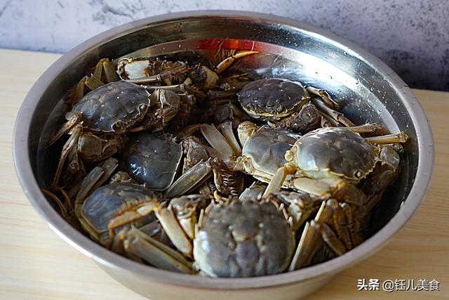 螃蟹脚怎么做好吃，冰冻螃蟹脚怎么做好吃（17元一斤的螃蟹）