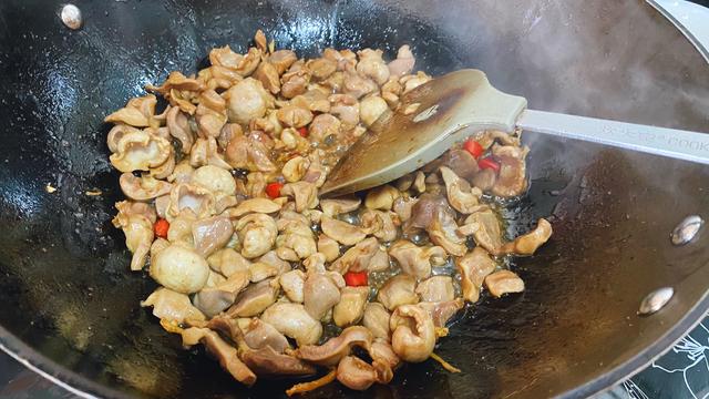 鸡胗是装鸡屎的部位吗，鸡胗是鸡的什么部位（鸡胗在鸡哪个部位）