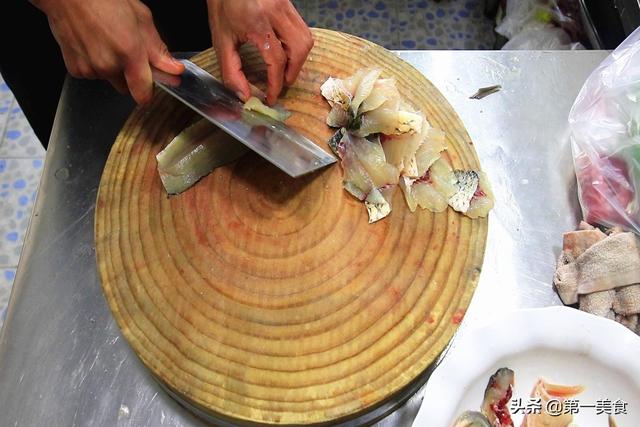 煮酸菜鱼用什么鱼好吃，用什么鱼煮酸菜鱼最好（厨师长教你在家做正宗酸菜鱼）