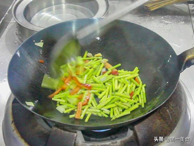 蒜苔炒鸡蛋怎么做好吃，蒜苔炒鸡蛋怎么做才好吃（厨师长教你蒜苔炒鸡蛋）