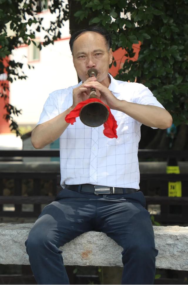 学吹唢呐最快的方法，怎样快速学会吹唢呐（在信丰传了四代人的唢呐）