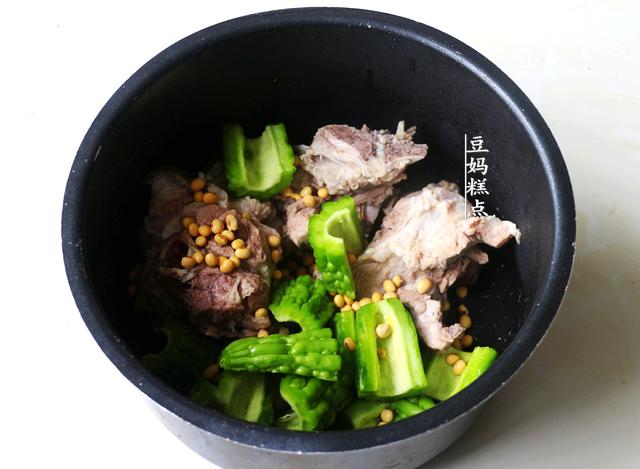 苦瓜排骨汤，苦瓜排骨汤怎么炖不苦（苦瓜排骨汤的做法）