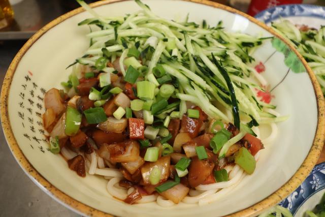 面条怎么煮好吃又简单，简单的煮面条怎么做好吃（春天给家人做面条）