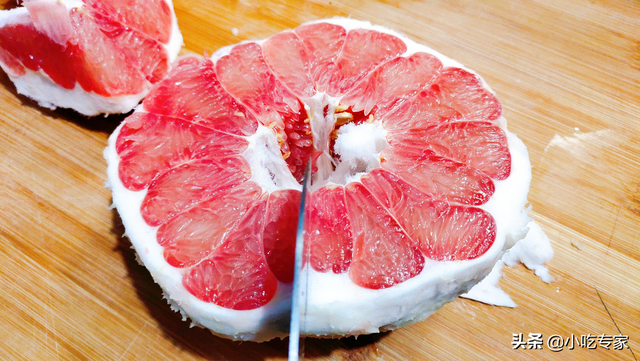 柚子怎么剥皮小妙招，不仅能剥出的完整的果肉