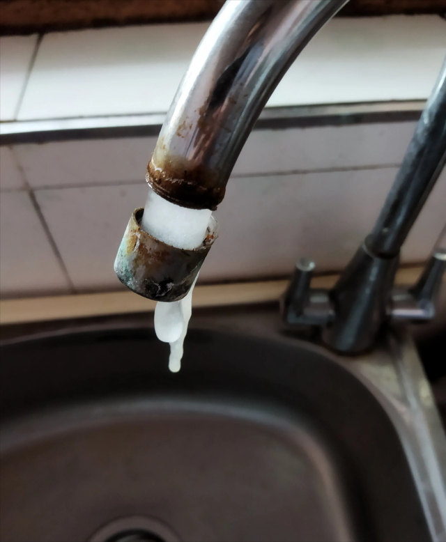 水管冻住了怎么办，店里水管冻住了怎么办（这里有三个实用方法）