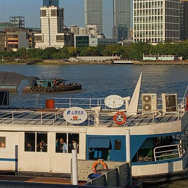 QQ个性名片背景图，qq名片背景图片怎么换（名片背景图‖中意你）