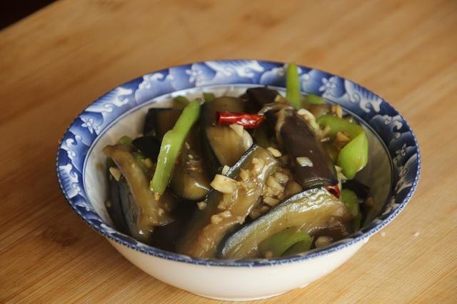 炒茄子丝最好吃的做法不变色，有人先油炸有人直接炒
