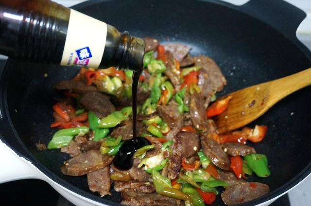 炒腊肠的家常做法，炒腊肠怎么做好吃又嫩（酒店大厨这样炒腊肠）