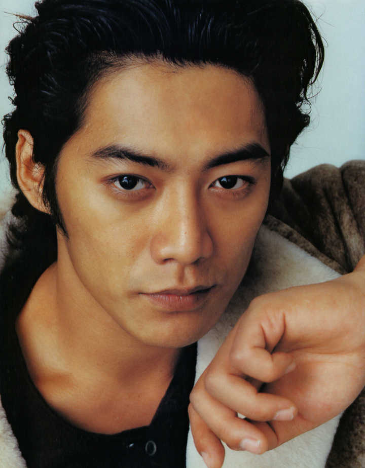 1994年反町隆史加盟研音事务所,之后一直待在这个公司直到现在,刚进入