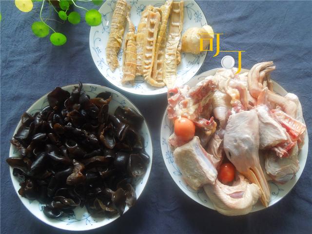 笋干老鸭煲的做法，笋干老鸭煲的做法 最正宗的做法（买只老鸭加笋干和木耳一起炖着吃）