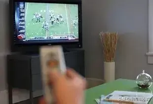 近视镜是凸透镜还是凹透镜，老花镜是凸透镜还是凹透镜（近视不老花，老花不近视）