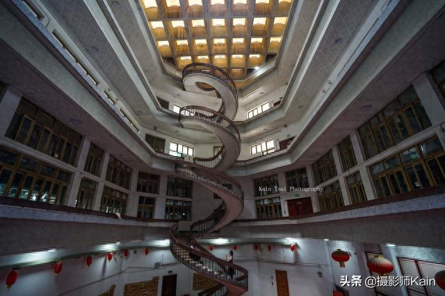 南京一座网红图书馆，位于大学校园，堪称建筑艺术品